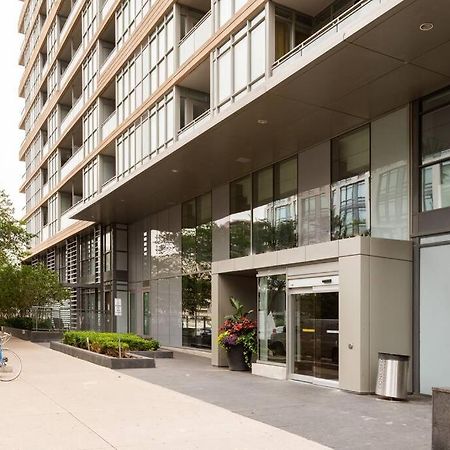 Stylish Downtown Lakeview Condo - One Free Parking Торонто Экстерьер фото