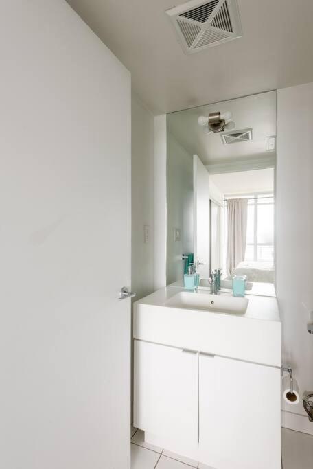 Stylish Downtown Lakeview Condo - One Free Parking Торонто Экстерьер фото