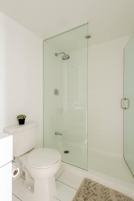 Stylish Downtown Lakeview Condo - One Free Parking Торонто Экстерьер фото