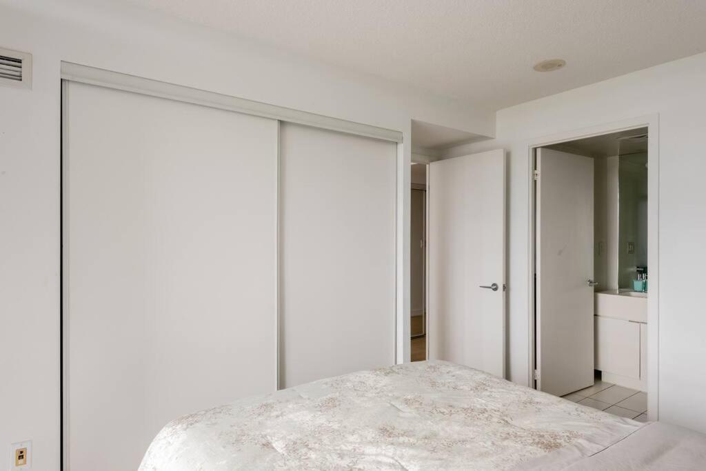 Stylish Downtown Lakeview Condo - One Free Parking Торонто Экстерьер фото