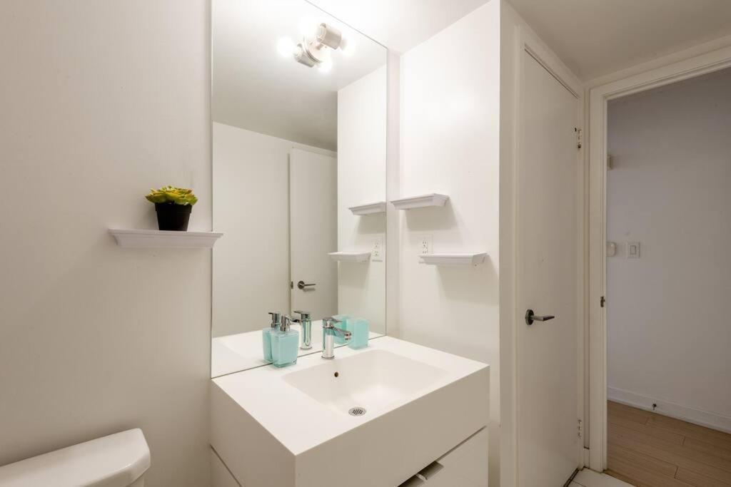 Stylish Downtown Lakeview Condo - One Free Parking Торонто Экстерьер фото