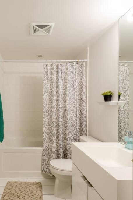 Stylish Downtown Lakeview Condo - One Free Parking Торонто Экстерьер фото