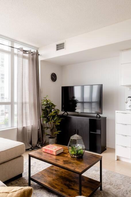 Stylish Downtown Lakeview Condo - One Free Parking Торонто Экстерьер фото