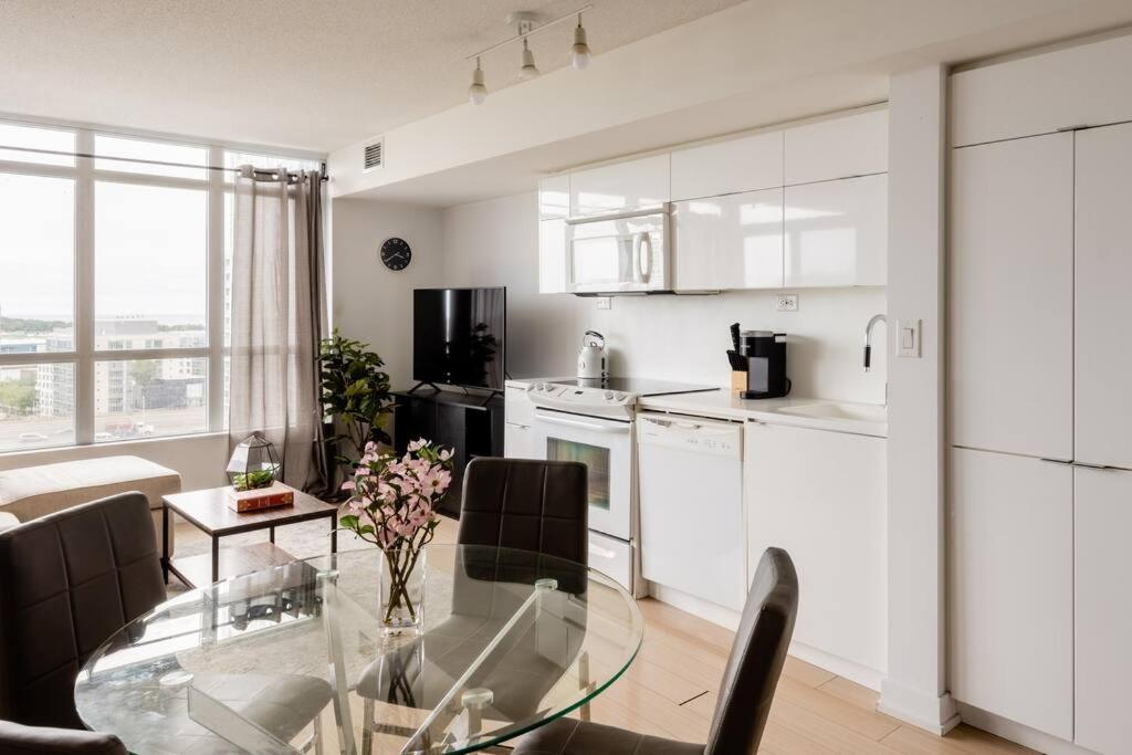 Stylish Downtown Lakeview Condo - One Free Parking Торонто Экстерьер фото