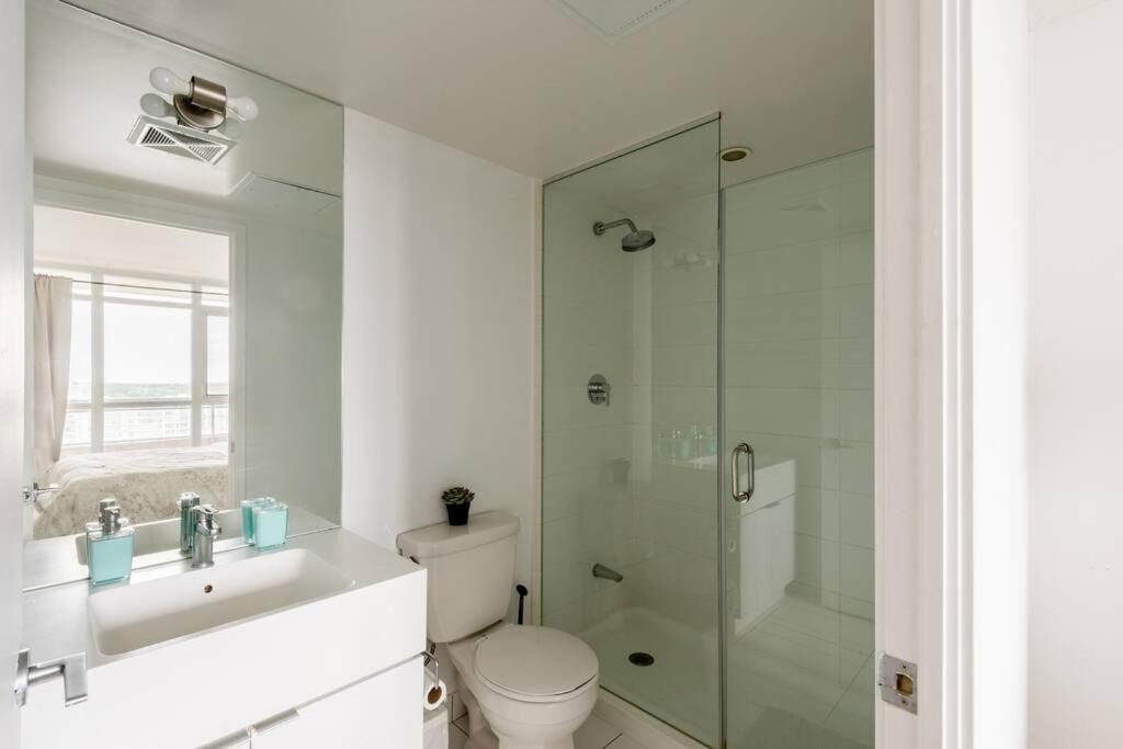 Stylish Downtown Lakeview Condo - One Free Parking Торонто Экстерьер фото