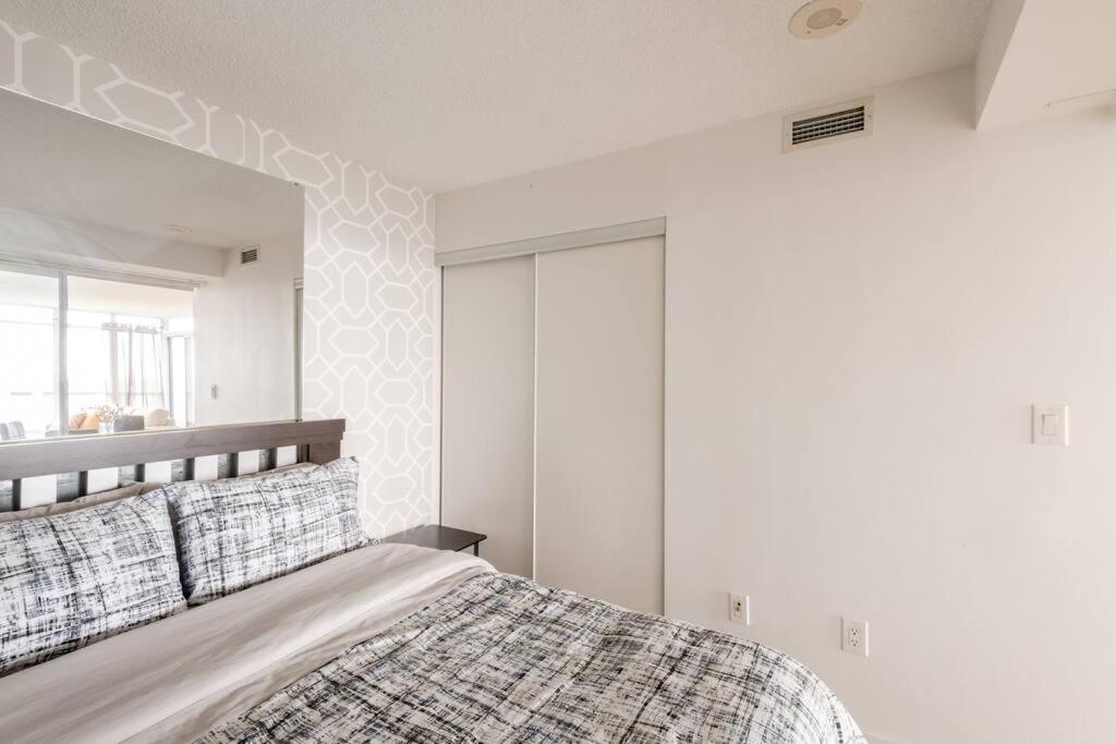Stylish Downtown Lakeview Condo - One Free Parking Торонто Экстерьер фото