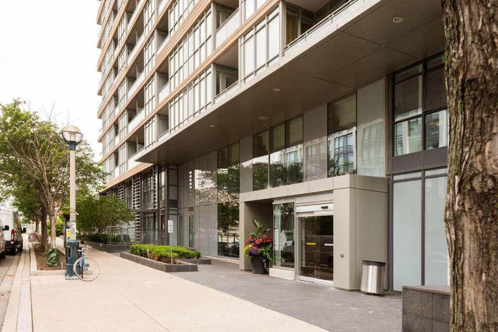 Stylish Downtown Lakeview Condo - One Free Parking Торонто Экстерьер фото