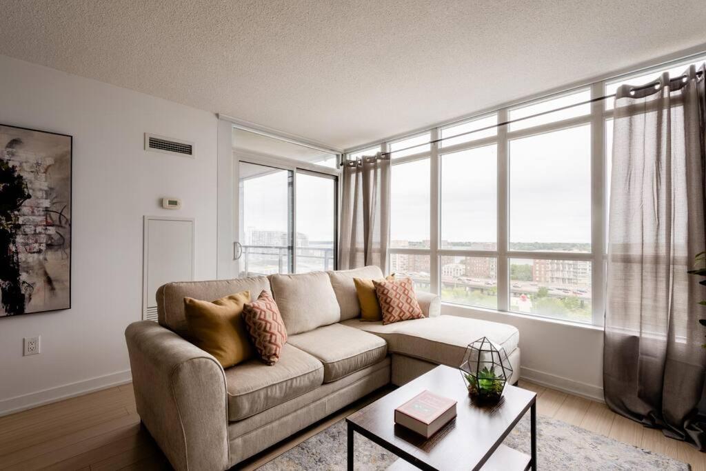 Stylish Downtown Lakeview Condo - One Free Parking Торонто Экстерьер фото