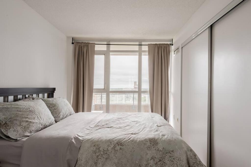 Stylish Downtown Lakeview Condo - One Free Parking Торонто Экстерьер фото