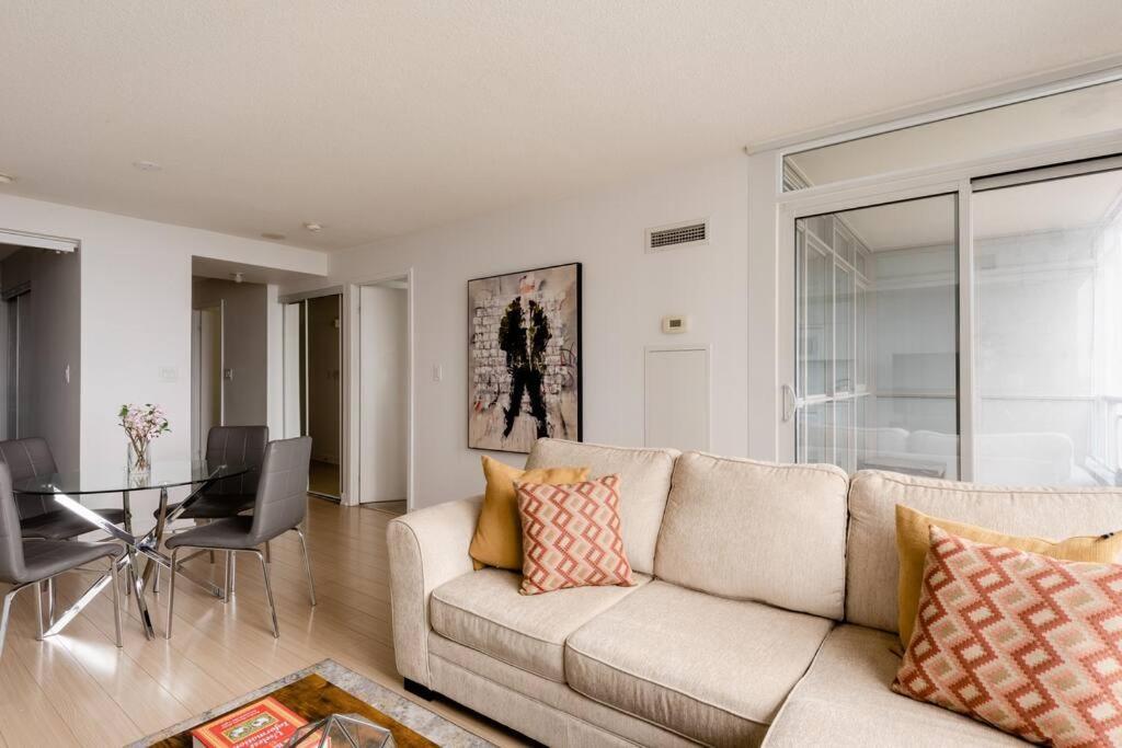Stylish Downtown Lakeview Condo - One Free Parking Торонто Экстерьер фото