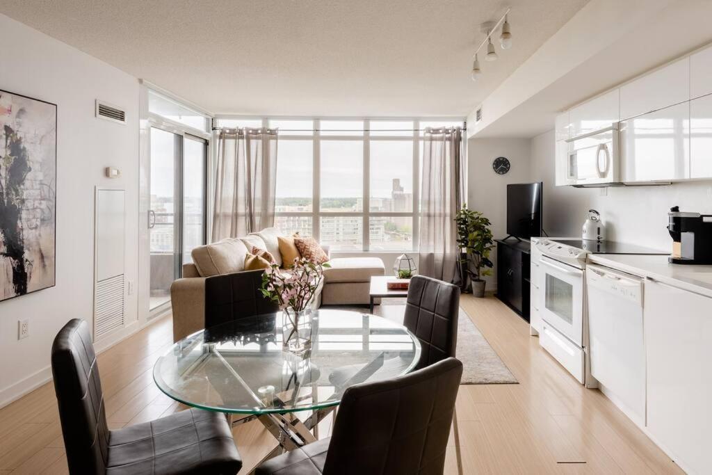 Stylish Downtown Lakeview Condo - One Free Parking Торонто Экстерьер фото