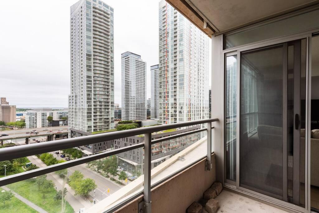 Stylish Downtown Lakeview Condo - One Free Parking Торонто Экстерьер фото
