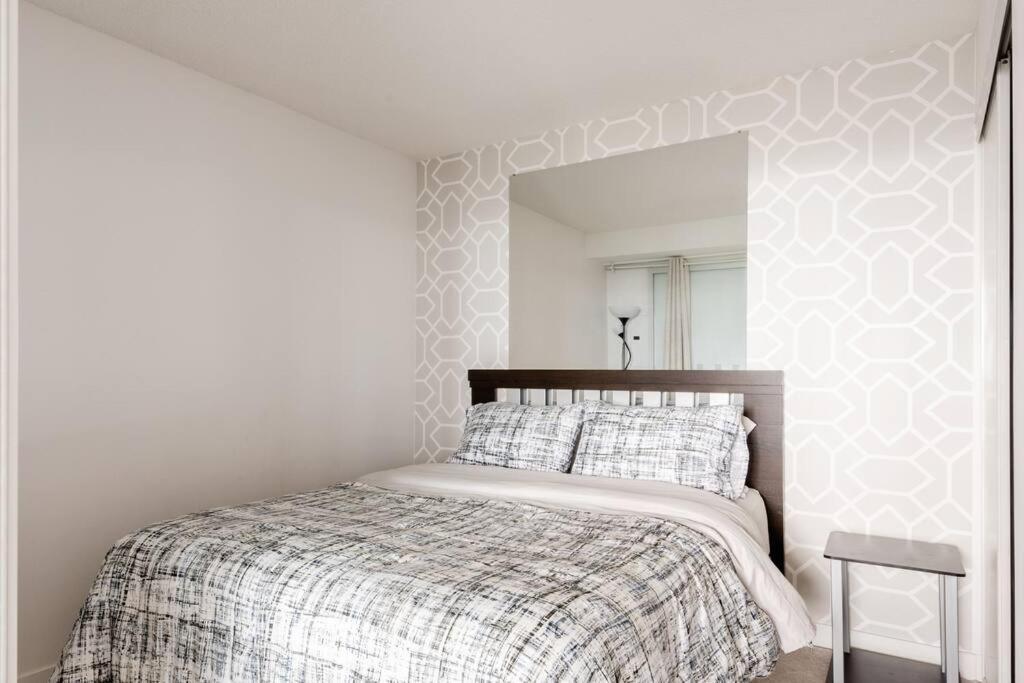 Stylish Downtown Lakeview Condo - One Free Parking Торонто Экстерьер фото