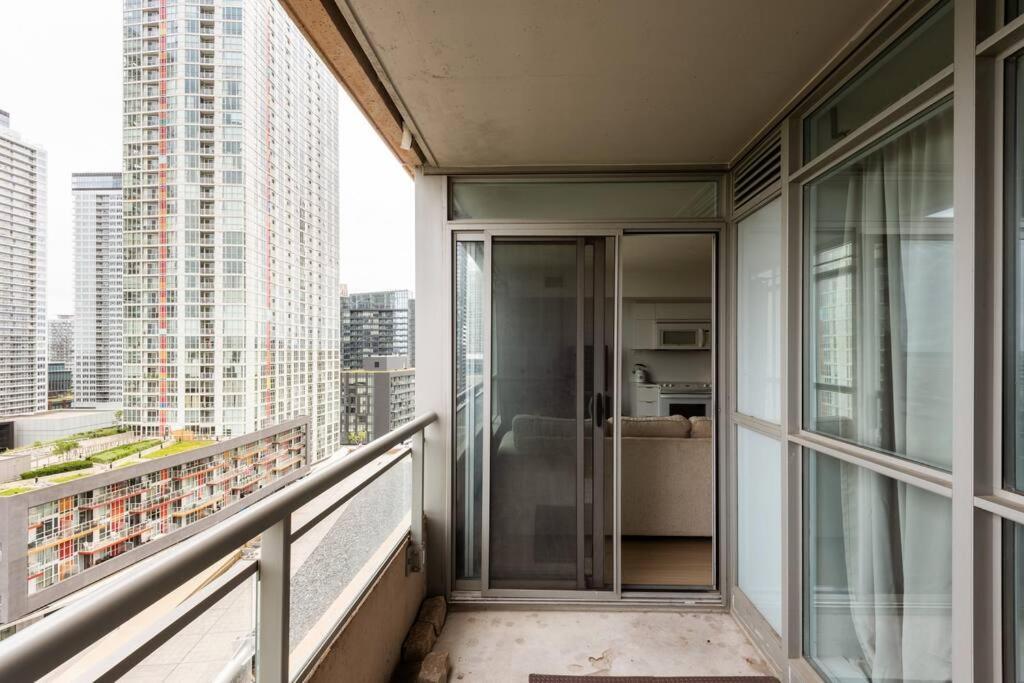 Stylish Downtown Lakeview Condo - One Free Parking Торонто Экстерьер фото