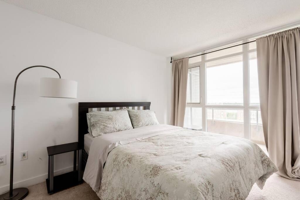 Stylish Downtown Lakeview Condo - One Free Parking Торонто Экстерьер фото