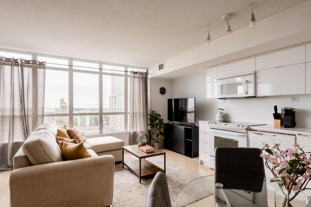 Stylish Downtown Lakeview Condo - One Free Parking Торонто Экстерьер фото