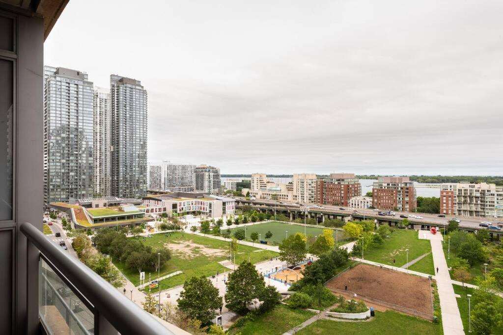 Stylish Downtown Lakeview Condo - One Free Parking Торонто Экстерьер фото